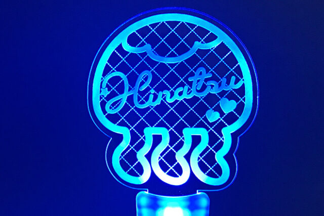 光に揺れるようにクラゲがきらめくアクリルペンライト