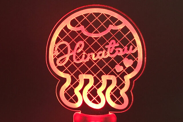 光に揺れるようにクラゲがきらめくアクリルペンライト