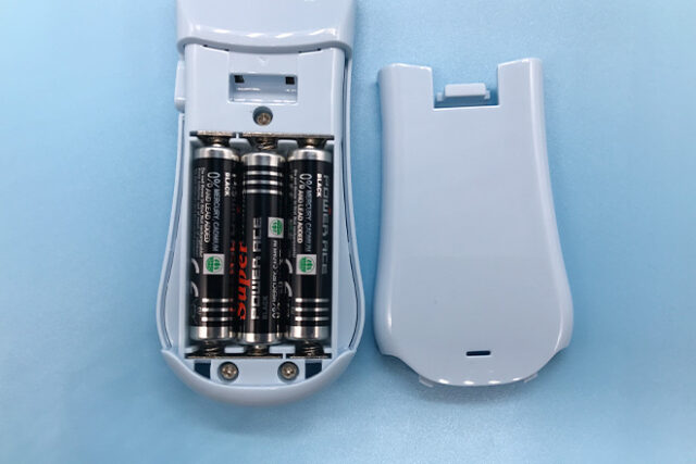 光に揺れるようにクラゲがきらめくアクリルペンライト