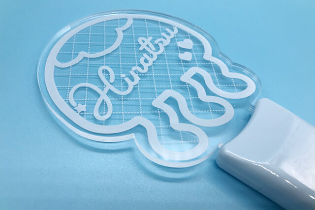 光に揺れるようにクラゲがきらめくアクリルペンライト