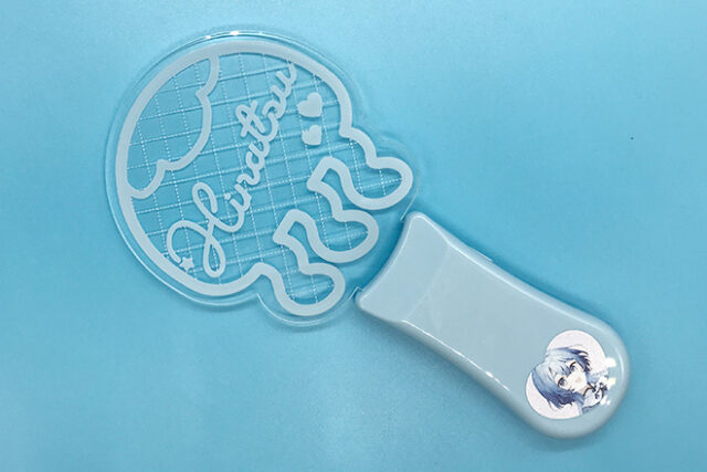 光に揺れるようにクラゲがきらめくアクリルペンライト