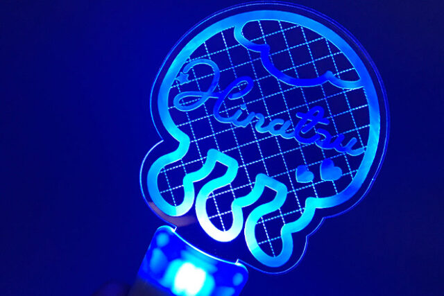 光に揺れるようにクラゲがきらめくアクリルペンライト