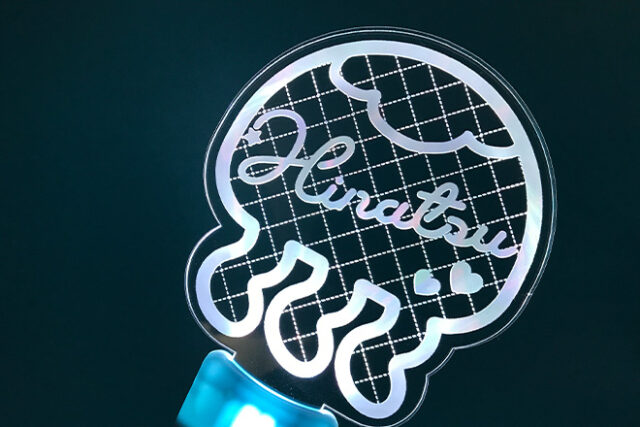 光に揺れるようにクラゲがきらめくアクリルペンライト