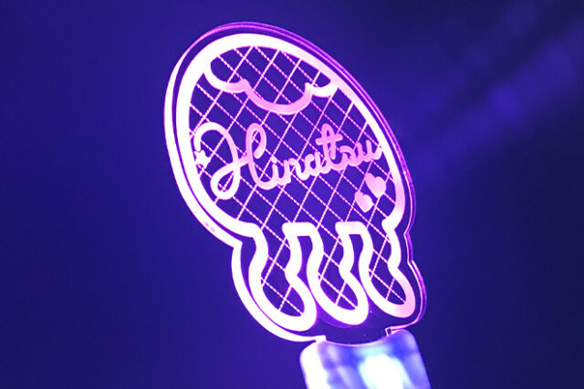 光に揺れるようにクラゲがきらめくアクリルペンライト