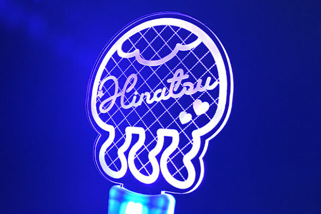 光に揺れるようにクラゲがきらめくアクリルペンライト