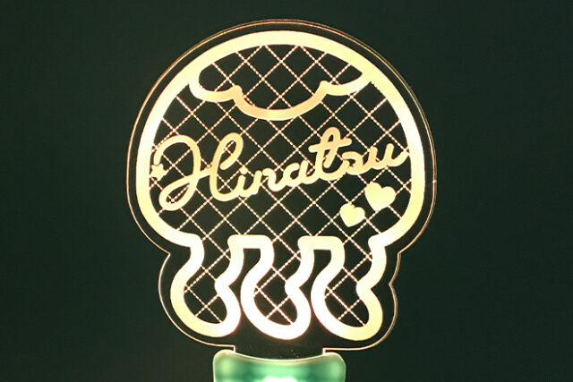 光に揺れるようにクラゲがきらめくアクリルペンライト