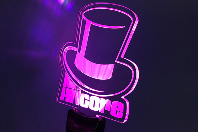 シルクハットをかたどった立体感あふれるペンライト