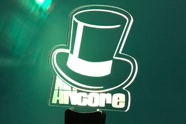 シルクハットをかたどった立体感あふれるペンライト