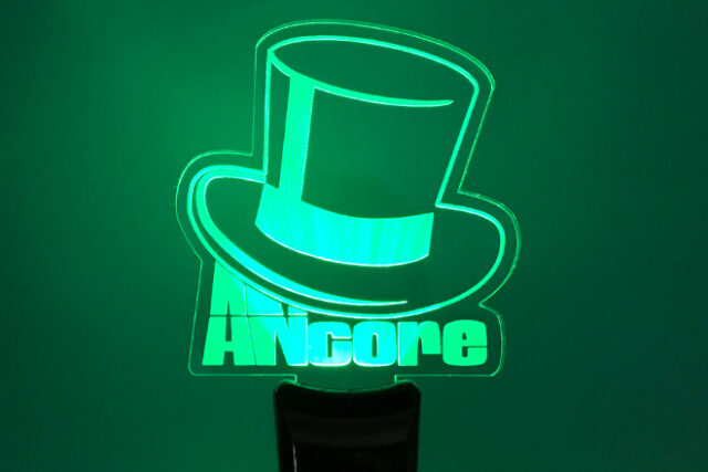 シルクハットをかたどった立体感あふれるペンライト