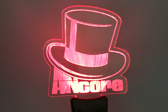 シルクハットをかたどった立体感あふれるペンライト