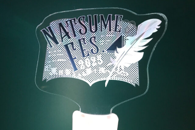 羽根ペンが物語を灯すアクリルペンライト