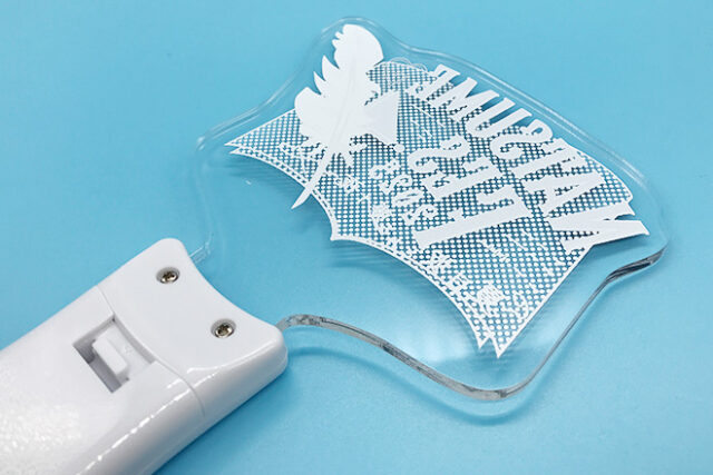 羽根ペンが物語を灯すアクリルペンライト