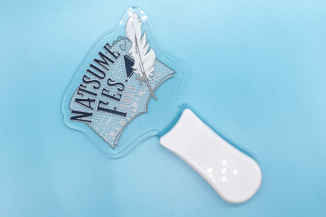 羽根ペンが物語を灯すアクリルペンライト