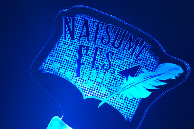 羽根ペンが物語を灯すアクリルペンライト