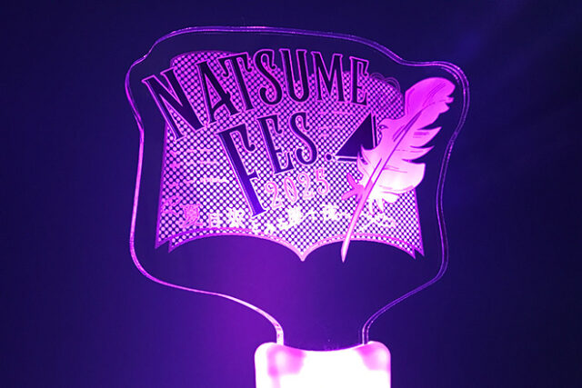 羽根ペンが物語を灯すアクリルペンライト