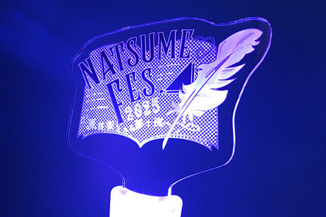 羽根ペンが物語を灯すアクリルペンライト