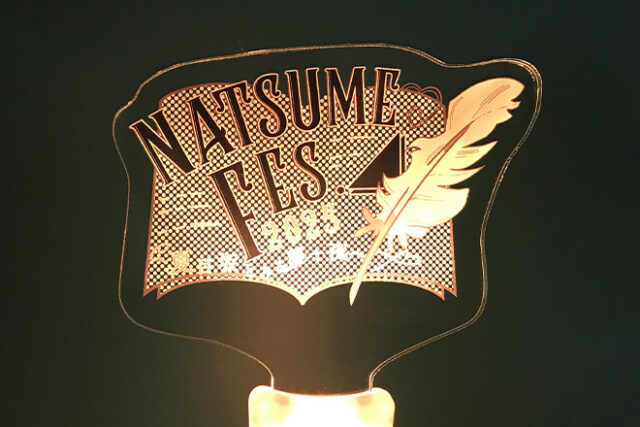 羽根ペンが物語を灯すアクリルペンライト