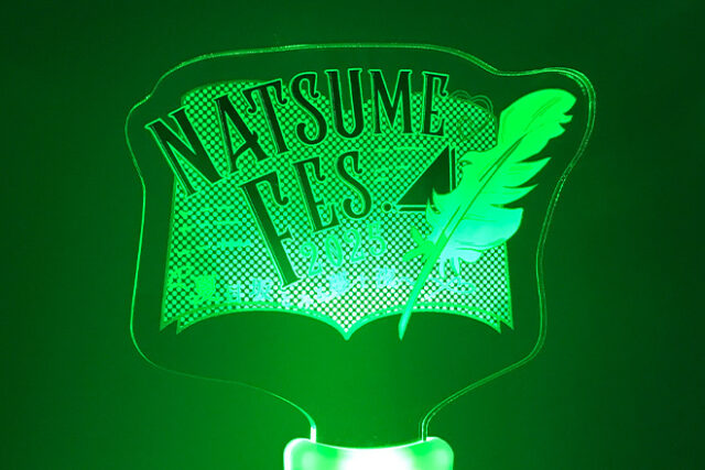 羽根ペンが物語を灯すアクリルペンライト