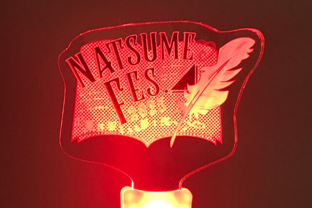 羽根ペンが物語を灯すアクリルペンライト