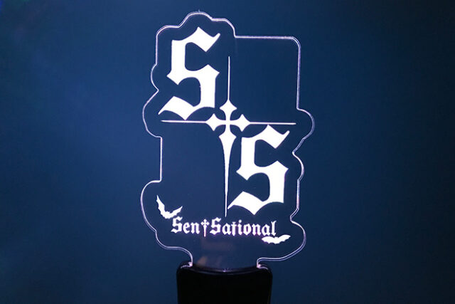 文字と鳥が交差するデザインのアクリルペンライト