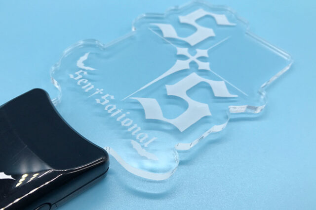 文字と鳥が交差するデザインのアクリルペンライト