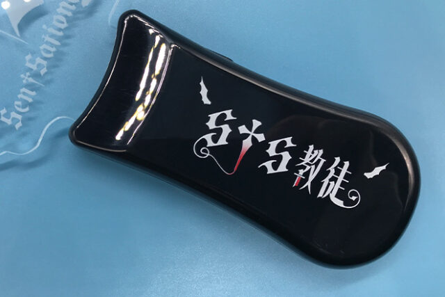 文字と鳥が交差するデザインのアクリルペンライト