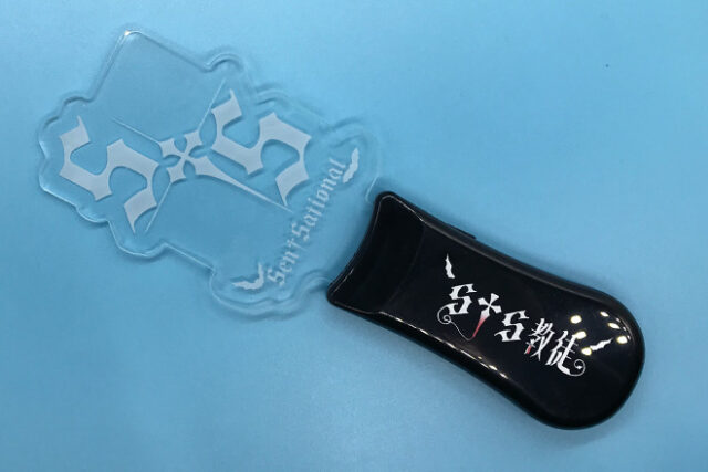 文字と鳥が交差するデザインのアクリルペンライト