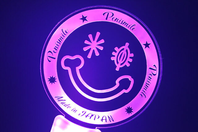 やさしい笑顔を灯すアクリルペンライト