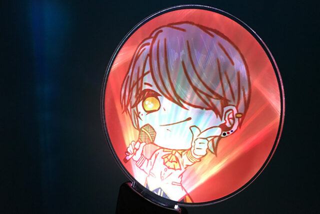 オレンジの背景に笑顔が光るアクリルペンライト