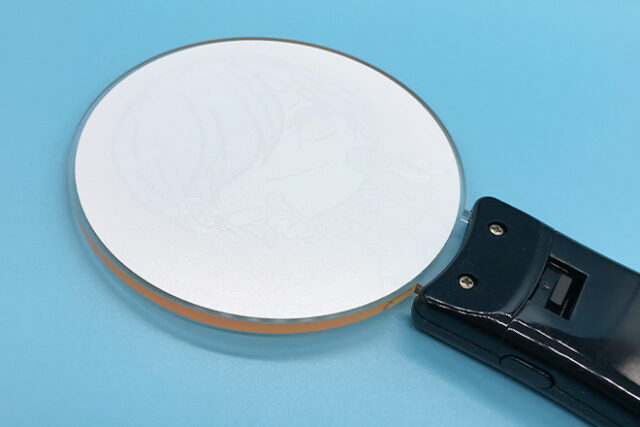 オレンジの背景に笑顔が光るアクリルペンライト