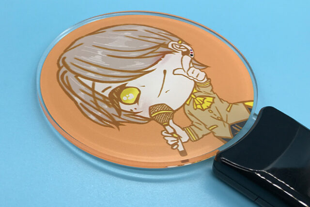 オレンジの背景に笑顔が光るアクリルペンライト