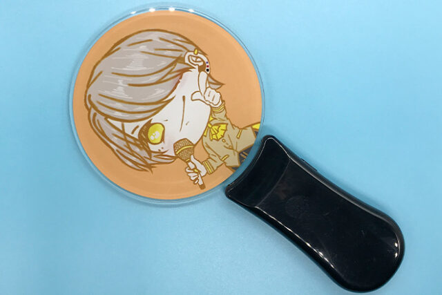 オレンジの背景に笑顔が光るアクリルペンライト