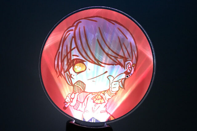 オレンジの背景に笑顔が光るアクリルペンライト