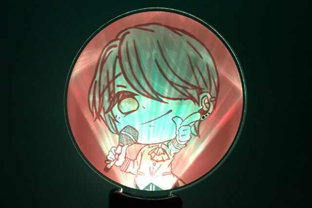 オレンジの背景に笑顔が光るアクリルペンライト