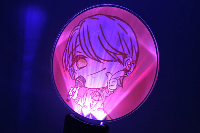 オレンジの背景に笑顔が光るアクリルペンライト