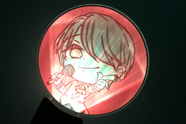 オレンジの背景に笑顔が光るアクリルペンライト