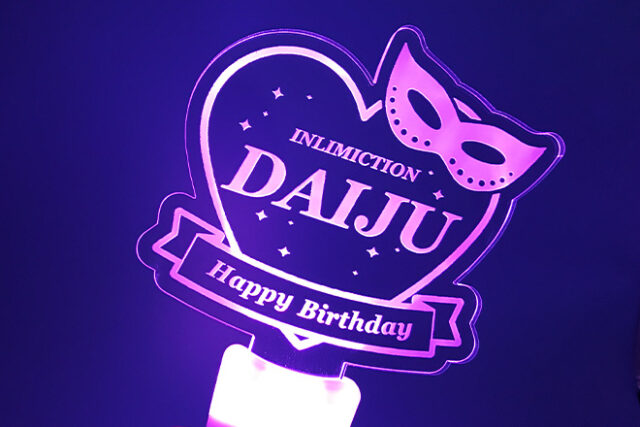 仮面舞踏会を思わせるハートデザインのペンライト