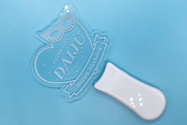 仮面舞踏会を思わせるハートデザインのペンライト