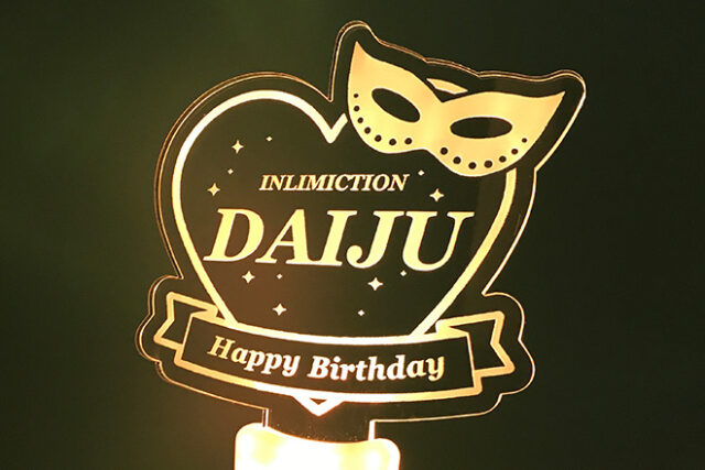 仮面舞踏会を思わせるハートデザインのペンライト