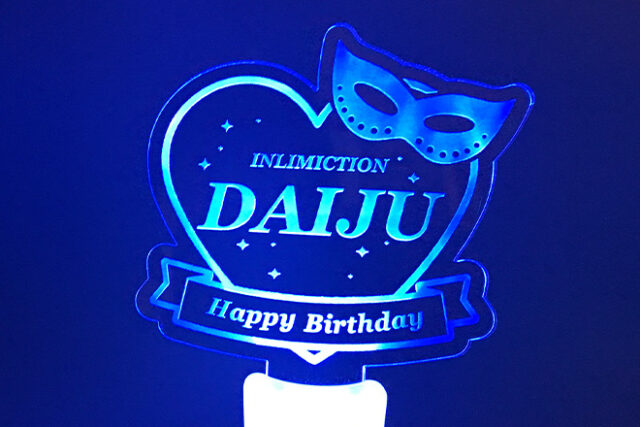 仮面舞踏会を思わせるハートデザインのペンライト