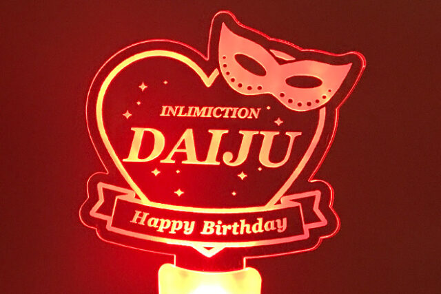 仮面舞踏会を思わせるハートデザインのペンライト