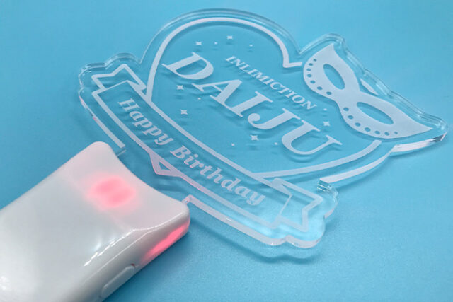 仮面舞踏会を思わせるハートデザインのペンライト