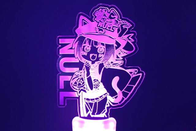 レーザー彫刻がイラストを縁取り鮮やかに発光するペンライト