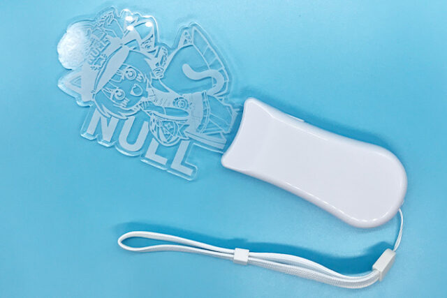 レーザー彫刻がイラストを縁取り鮮やかに発光するペンライト