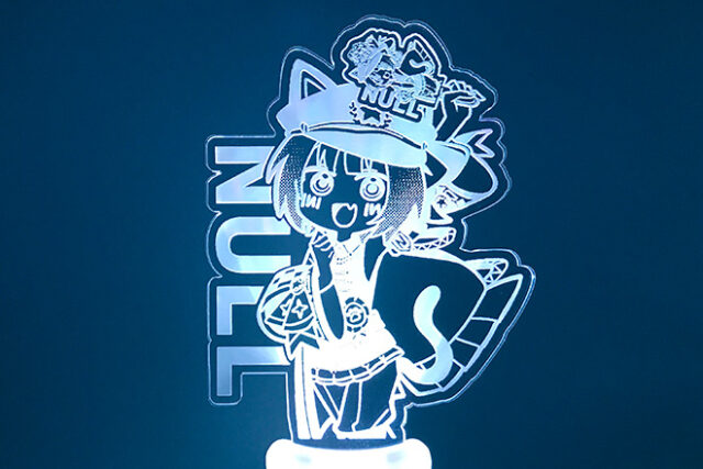 レーザー彫刻がイラストを縁取り鮮やかに発光するペンライト