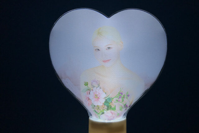 男女の写真を両面にデザインしたハート型立体ペンライト