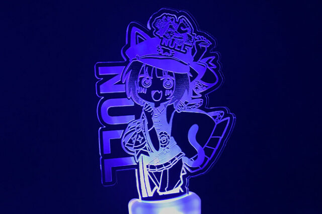 レーザー彫刻がイラストを縁取り鮮やかに発光するペンライト