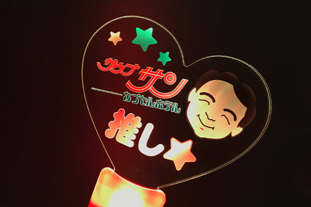 カラフルイラストと2色グリップで楽しむペンライト