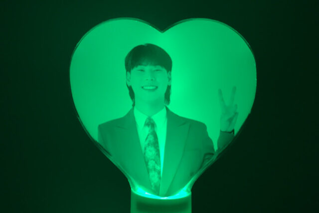 男女の写真を両面にデザインしたハート型立体ペンライト