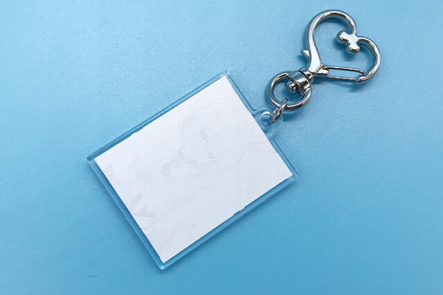 ウサ耳が似合うイラストのアクリルキーホルダー